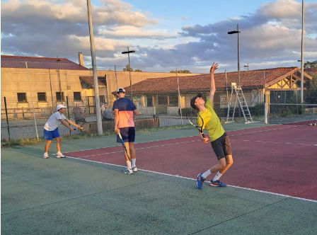 Atelier service pour les jeunes compétiteurs du Tennis Club de Fontenilles. 